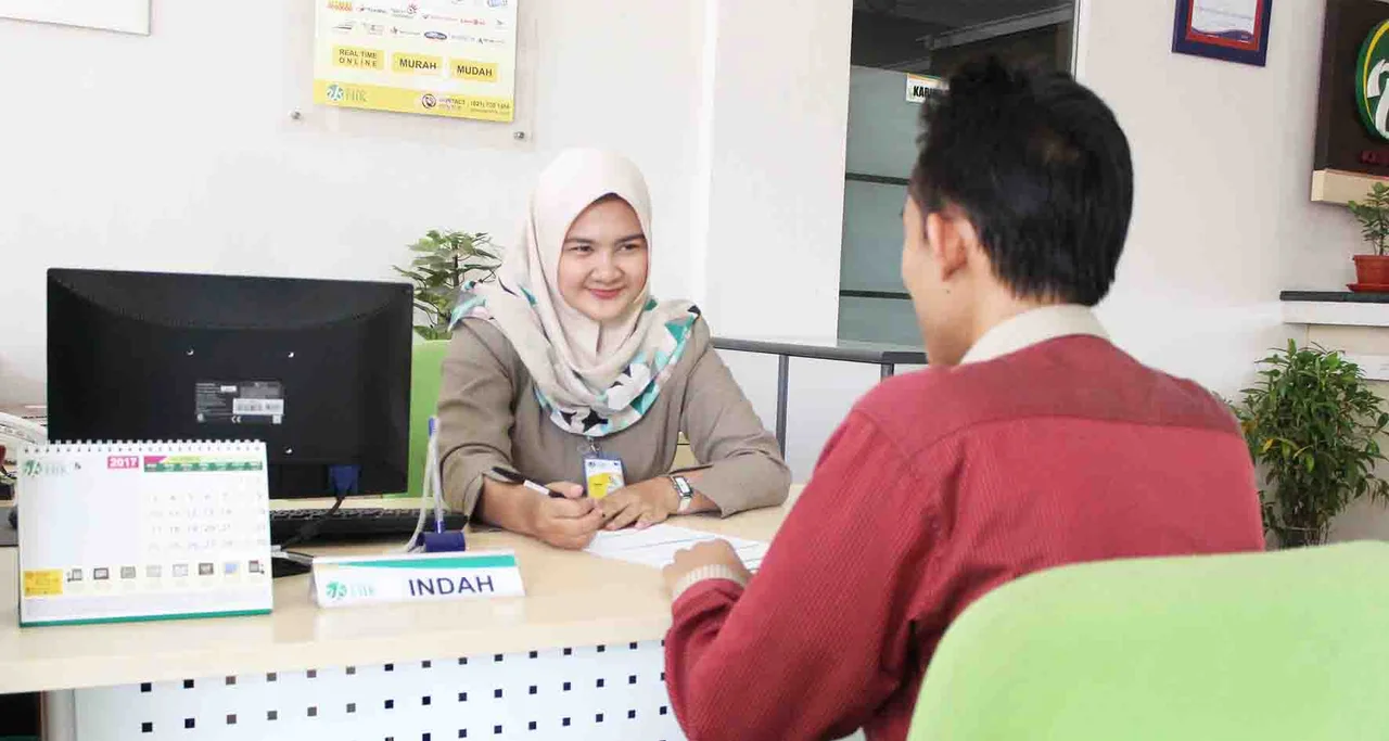 Foto : Teller Karyawan BPR Syariah HIK sedang melayani nasabah.